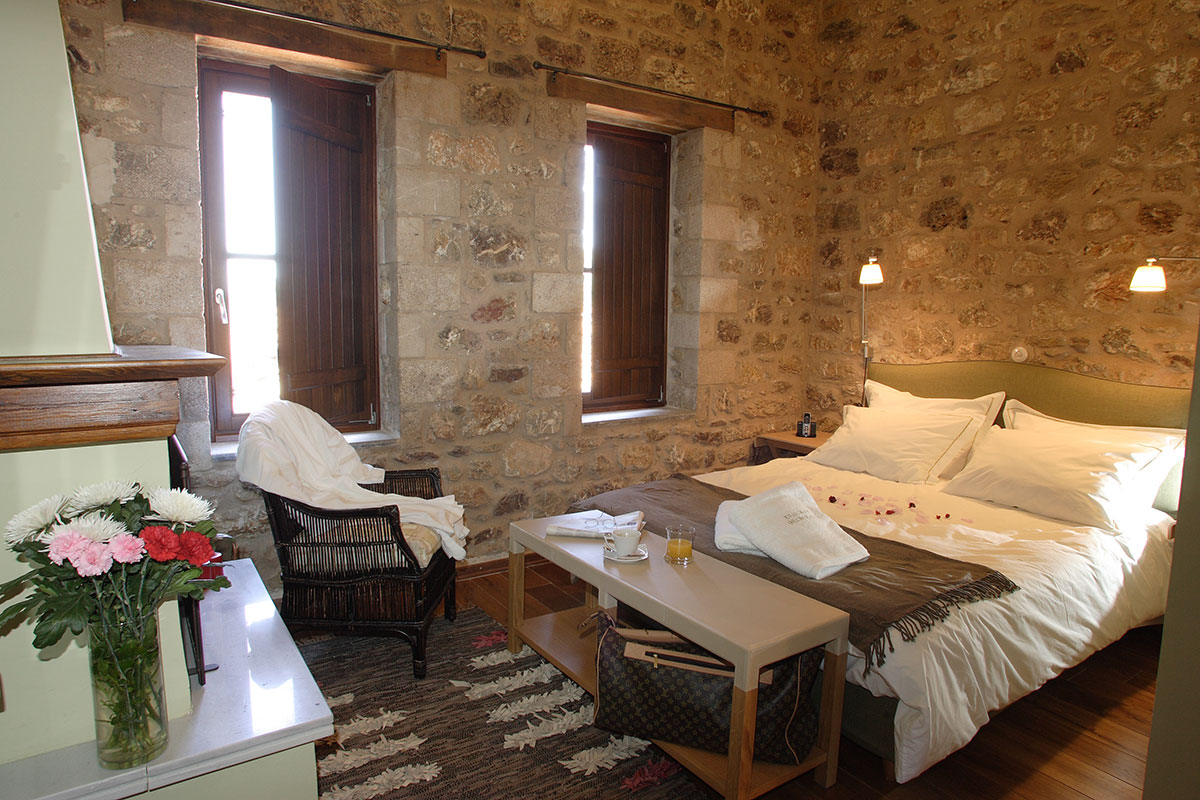 Chambre spacieuse avec lit double à la maison d'hôtes Theonimfi à Dimitsana