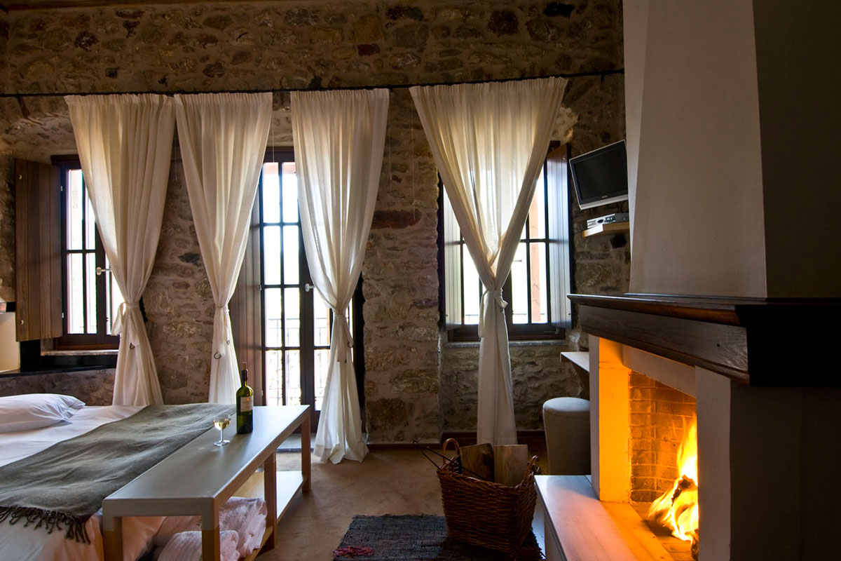 Bedroom with fireplace in the guesthouse Theonimfi in Dimitsana