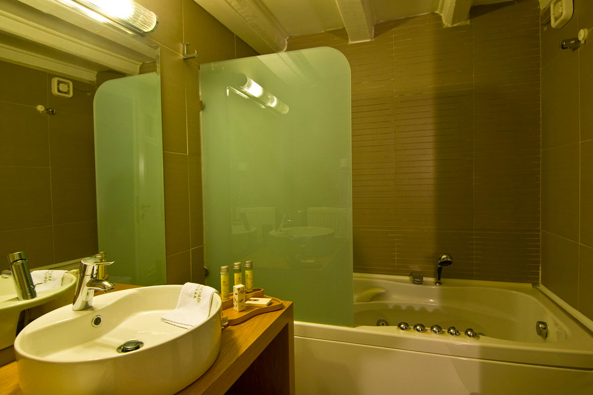 Ευρύχωρο μπάνιο δωματίου στον ξενώνα Θεονύμφη