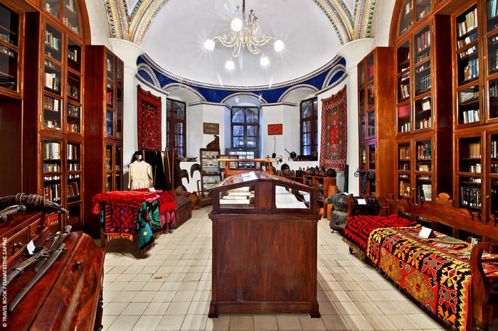 Βιβλιοθήκη και λαογραφικό μουσείο στην πλατεία της Δημητσάνας